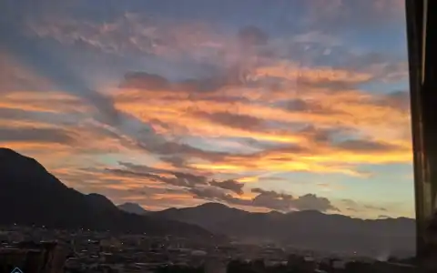 夕阳西下，一天的生活结束了 明天返校就要投入紧张的学习中去了